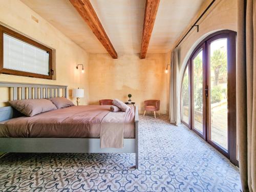 加斯利Luxury Farmhouse Villa surrounded with Nature & Farm Animals Alpacas etc的一间卧室设有一张床和一个大窗户