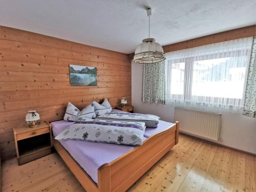 贝旺豪斯特恩克布里克昂德贝尔格豪斯尔酒店的一间卧室设有一张大床和木墙