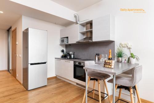 塔林Luxury Suites - Rotermann City的厨房配有白色冰箱和桌子