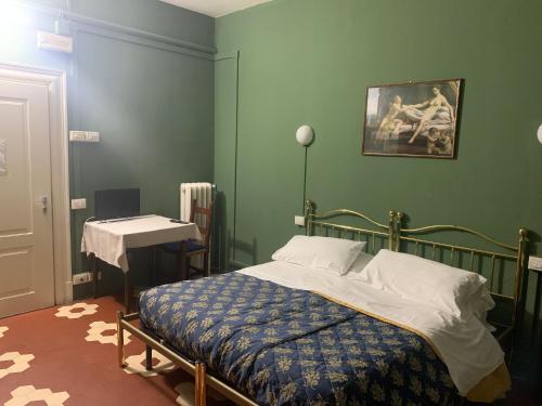 帕尔马Leon doro的卧室配有一张床和一张桌子