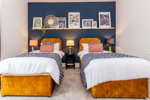 达灵顿Boho Chic - Stylish Home in City Centre, Sleeps 4的蓝色墙壁客房的两张床