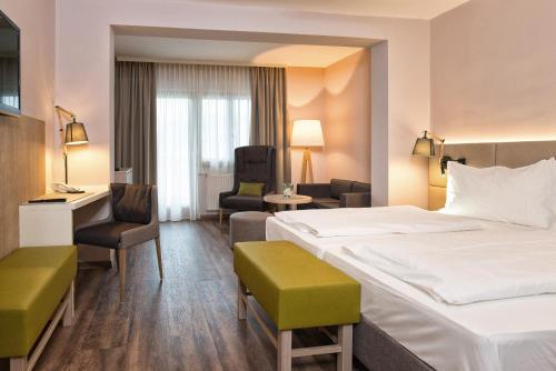 巴特塔茨曼斯多夫西门达斯维塔尔酒店的酒店客房配有两张床和一张书桌