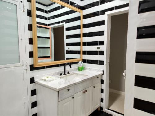 苏州苏州东方之门湖景公寓的一间带水槽和镜子的浴室
