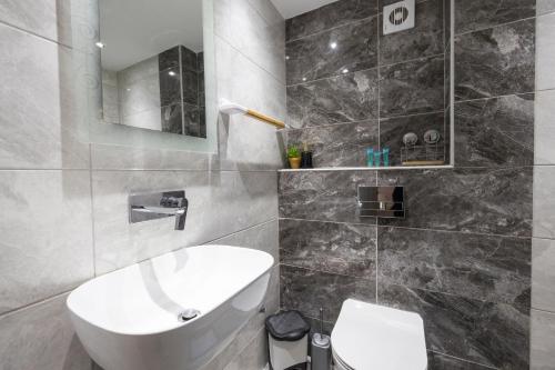 卡利塞亚-豪客迪克斯Alexandra Studios的浴室配有白色水槽和卫生间。