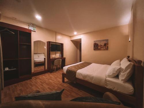 莫阿尔博阿Rufana Suites的配有一张床和一张书桌的酒店客房