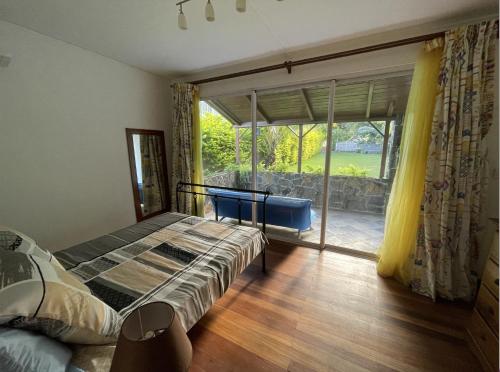 托舵道斯2 bedroom Apartment -Villa Ibiza的一间卧室设有一张床和一个大窗户