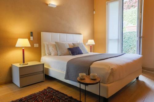 格里安泰卡德纳比亚Lakefront Contemporary - by My Home In Como的一间卧室设有一张大床和一个窗户。