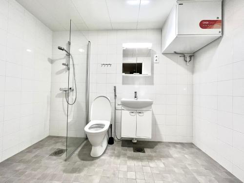 万塔Easy Stay Room near Airport的浴室配有卫生间、盥洗盆和淋浴。
