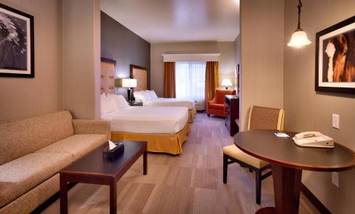 卡纳布Holiday Inn Express & Suites Kanab, an IHG Hotel的酒店客房设有两张床和一张桌子。