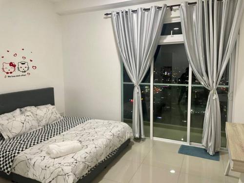 新山Balcony Studio with WiFi Smart Tv @ Twin Galaxy near KSL/CIQ的一间卧室设有一张床和一个大窗户