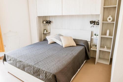 博萨Belvedere - Terrazza panoramica的一间白色客房内的床铺卧室