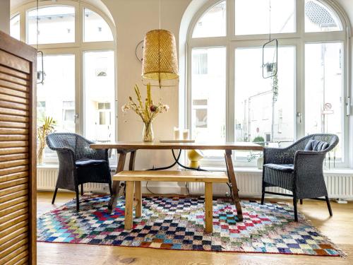 布隆Ruhige und schöne Wohnung im Herzen von Plön.的一间带木桌和椅子的用餐室
