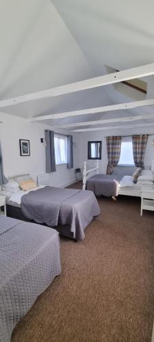 彼索普斯托福猎人相约酒店的一间卧室配有两张床和两张沙发