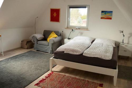 格罗斯内默罗Haus Seenplatte的一间卧室配有一张床、一张沙发和一个窗口