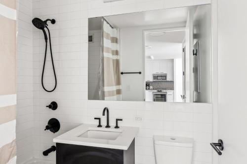 纽约E Village 1BR w WD Elevator Gym NYC-889的白色的浴室设有水槽和淋浴。