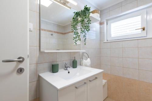 布拉托House Potirna的浴室设有白色水槽和镜子