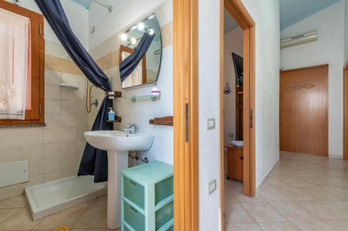 奇亚Villa Leonardo Sud Sardegna的一间带水槽和镜子的浴室