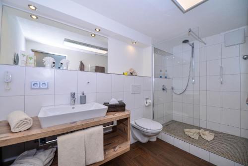 费斯恩洛特费西巴桑纳贝切尔酒店的一间带水槽、淋浴和卫生间的浴室