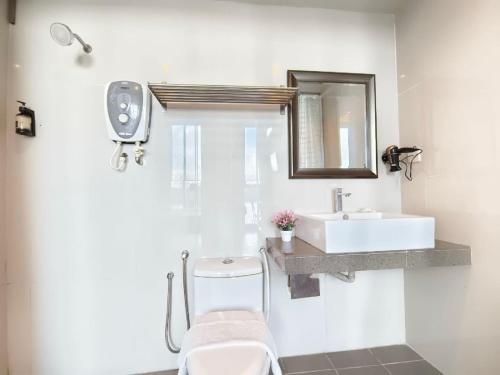 关丹Riverbank Kuantan by Glex的一间带水槽、卫生间和镜子的浴室
