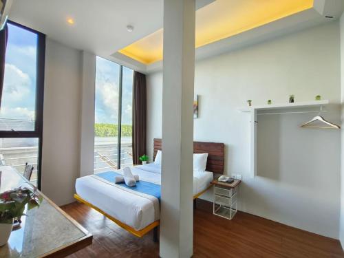 关丹Riverbank Kuantan by Glex的一间卧室设有一张床和一个大窗户