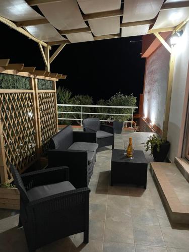 内比达Guest House Bellavista Nebida的带沙发和桌椅的天井。