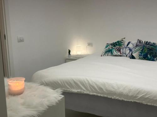 佩罗Pash room的一间卧室配有一张带蜡烛的床