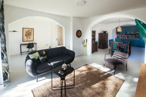 比奥格勒·纳·莫鲁Villa Unica的客厅配有沙发和椅子