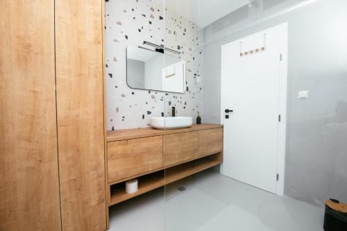 比奥格勒·纳·莫鲁Villa Unica的一间带水槽和镜子的浴室