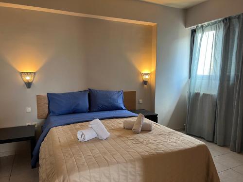 雅典Διαμέρισμα 113 4ου ορόφου στο Χαλάνδρι的一间卧室配有带毛巾的床