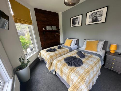 托基Green Corner Villa的一间设有两张床铺和毛巾的房间