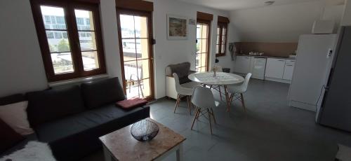 科尔新堡Michlfarm Lounge的客厅配有沙发和桌子