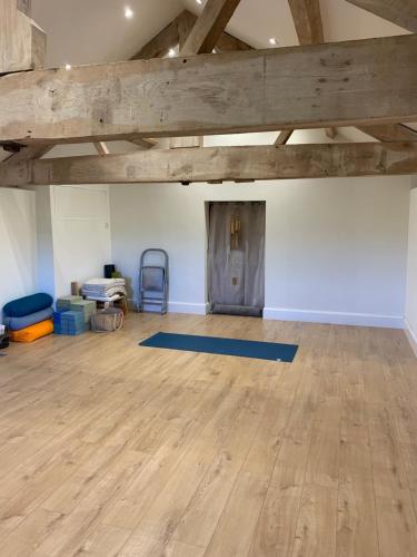 赫里福德The Gannah Farm Shepherds Hut的一间空房间,铺有木地板,设有木制天花板
