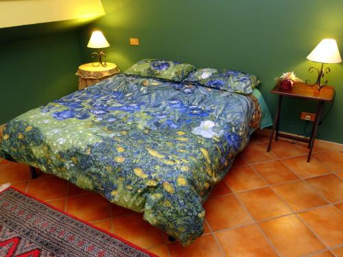 DolianovaBB DoliaHouse的卧室内一张带五颜六色棉被的床