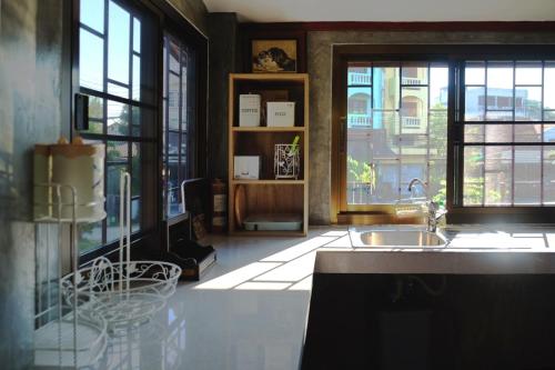 清莱GrandmaD的带水槽的厨房和部分窗户