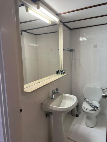罗德镇Smart Accommodation Rhodes的一间带水槽、卫生间和镜子的浴室
