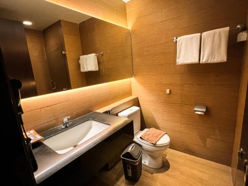 万隆万隆爪哇酒店的一间带水槽和卫生间的浴室