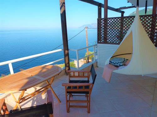 里姆尼奥纳斯Dream apartments limnionas的一个带桌椅的海景阳台