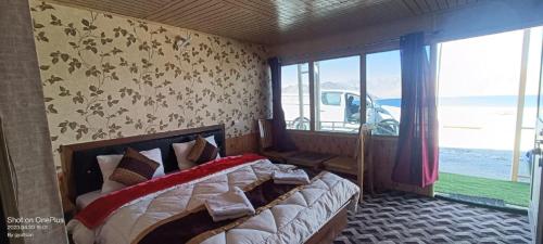 KakstetThe Ladakh Cottage Pangong, Lake View的一间卧室设有一张床和一个大窗户