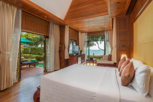 象岛象岛天堂度假村 的一间卧室设有一张床,享有海景