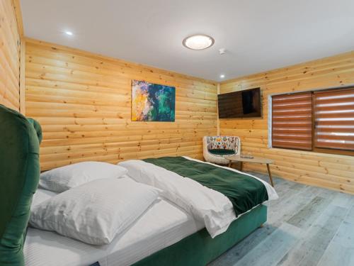 阿列谢尼Transylvania House的一间卧室设有木墙、一张床和电视。