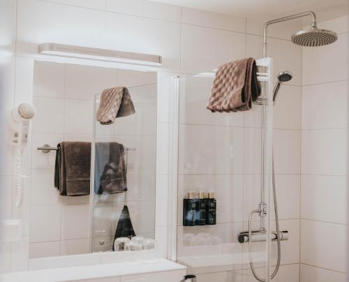 舍夫德克拉丽奥玛约恩连锁酒店的带淋浴和盥洗盆的浴室