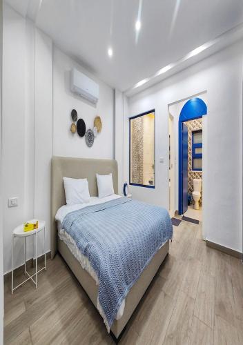 MukāwirLara Family Resorts的一间卧室配有一张床和一个蓝色的门