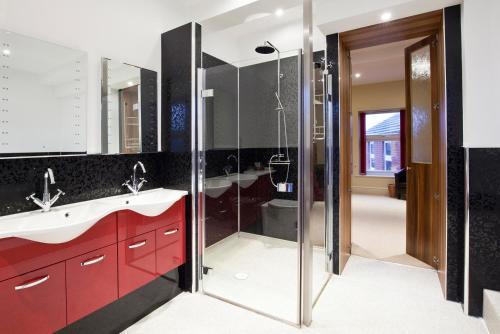 滨海凯斯特Premier Apartments的一间带红色水槽和淋浴的浴室