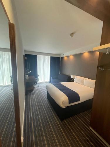 曼彻斯特快捷曼切斯特市中心假日酒店的一间酒店客房,客房内配有一张床