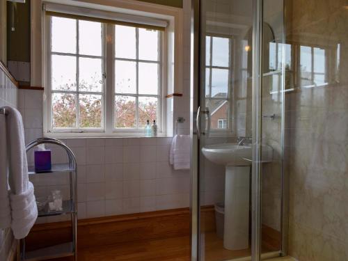 霍尔比奇Elloe Lodge的带淋浴和盥洗盆的浴室