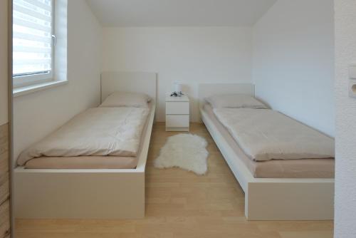 沃尔德斯Klausner Kunterbunt的一间带两张床的卧室和地毯