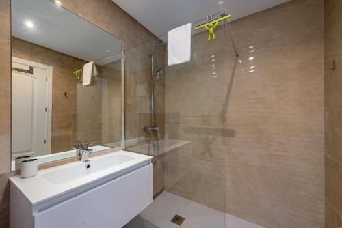阿尔加德萨2149-Amazing groundfloor 3 bedrooms on golf, pools的一间带水槽和淋浴的浴室