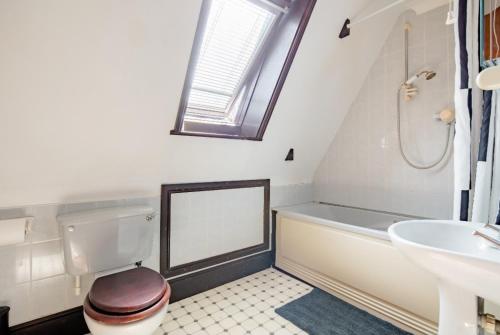 BelvedereDouble room 2 mins from station的浴室配有盥洗盆、卫生间和浴缸。