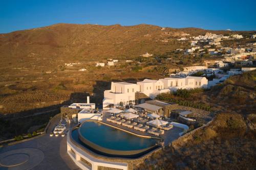 伊亚Danae Suites Santorini的享有带游泳池的度假村的空中景致