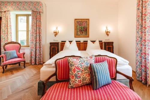 贝格海姆玛丽亚平原酒店的一间卧室配有两张床和两把椅子